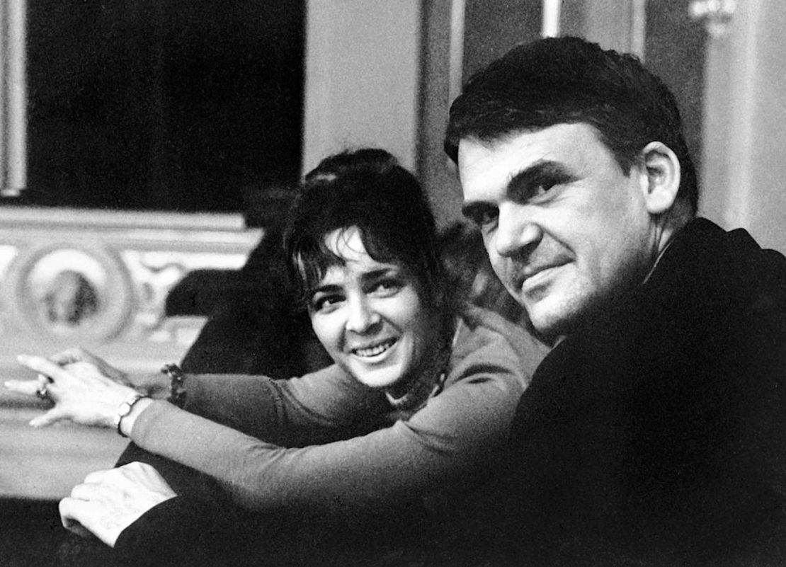 El escritor checo Milan Kundera posa con su esposa en Praga el 14 de octubre de 1973. Novelista nacido en Brno (República Checa), Kundera impartió clases de Cinematografía en Praga hasta que perdió su puesto tras la invasión rusa de 1968. Su primera novela, Zert (1967, La broma), era una sátira del estalinismo a la checoslovaca. En 1975 huyó a París donde obtuvo la ciudadanía francesa en 1981.