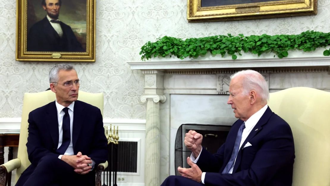 El presidente de Estados Unidos, Joe Biden, se reúne con el secretario general de la OTAN, Jens Stoltenberg, en la Oficina Oval de la Casa Blanca el 13 de junio de 2023.