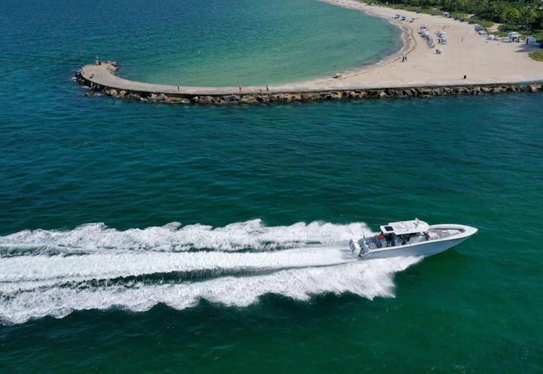 Un barco llega a la ensenada de Haulover el martes en Miami, Florida. Las temperaturas de la superficie del océano en partes de Florida superan los 32,2 grados centígrados, y el agua más cálida del océano costero amenaza los arrecifes de coral.