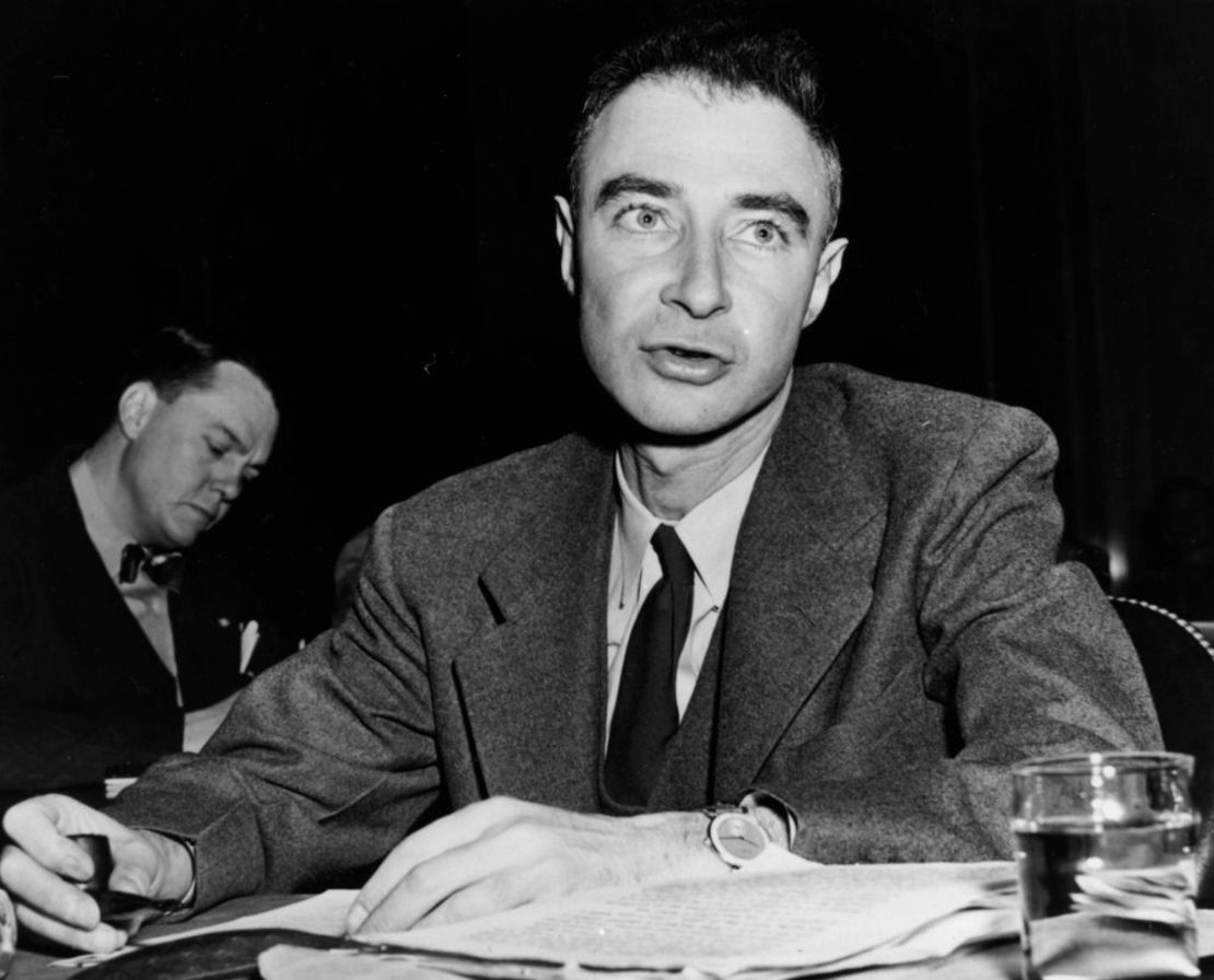 El físico nuclear estadounidense Julius Robert Oppenheimer (1904 - 1967), director del laboratorio atómico de Los Álamos, testificando ante el Comité Especial del Senado sobre Energía Atómica.