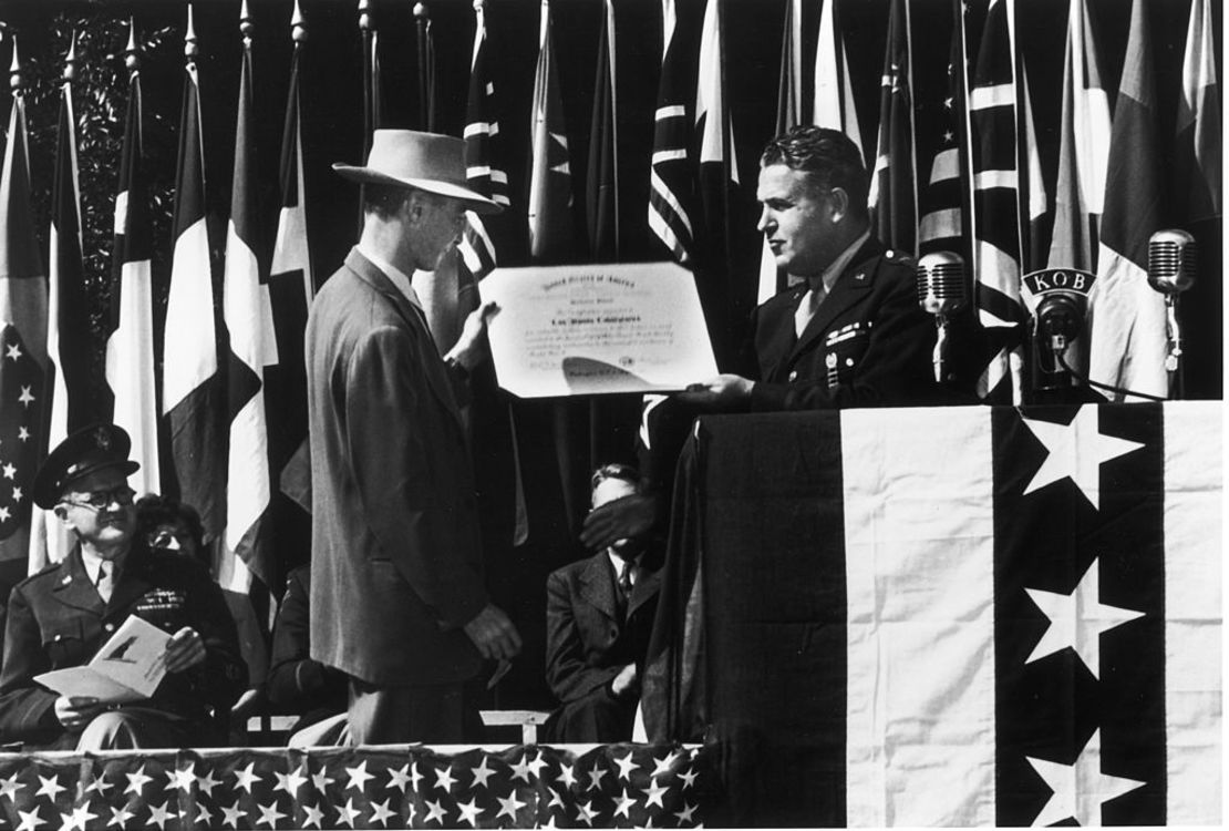 Premio a la excelencia del Ejército y la Marina entregado por el general L. R. Groves a Robert Oppenheimer, en la década de 1940.