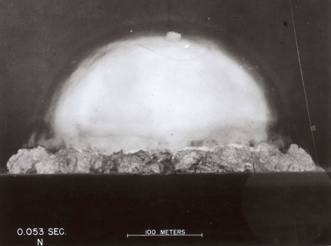 Imagen etiquetada "0.053 Sec" de la primera prueba nuclear, llamada "Trinity", llevada a cabo en Alamogordo, Nuevo México, en 1945.