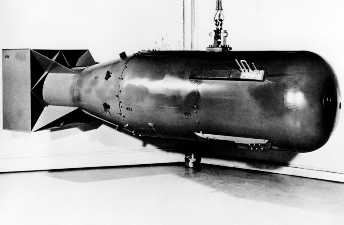 La bomba atómica de diseño tipo cañón, apodada "Little Boy", que fue lanzada el 9 de agosto de 1945 sobre Hiroshima, Japón,