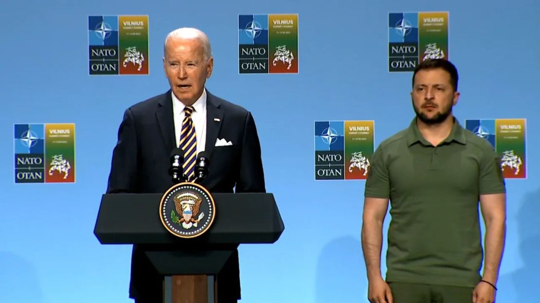 El presidente de Estados Unidos, Joe Biden, pronuncia un discurso en la Universidad de Vilna, tras la cumbre de la OTAN, en Vilna, Lituania, el 12 de julio de 2023. Crédito: Kevin Lamarque/Reuters