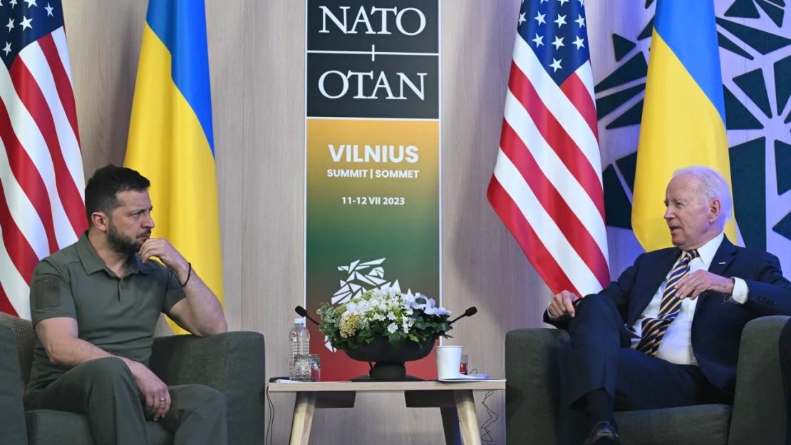 El presidente de EE.UU., Joe Biden asiste a una reunión con el presidente de Ucrania, Volodymyr Zelensky al margen de la cumbre de la OTAN en Vilna el 12 de julio de 2023.  Crédito: Andrew Caballero-Reynolds/AFP/Getty Images