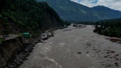 CNNE 1420739 - imagenes muestran la destruccion por inundaciones en la india