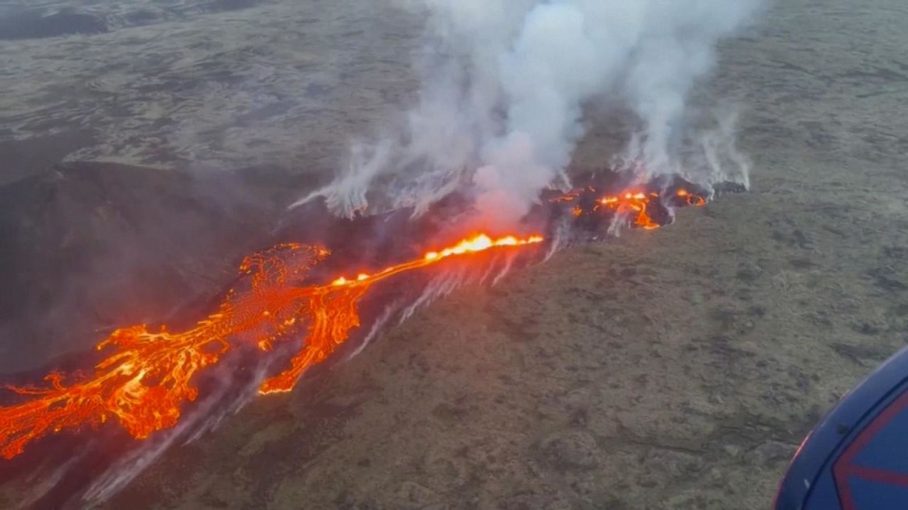 CNNE 1420772 - advierten por nuevos riesgos en torno a un volcan de islandia