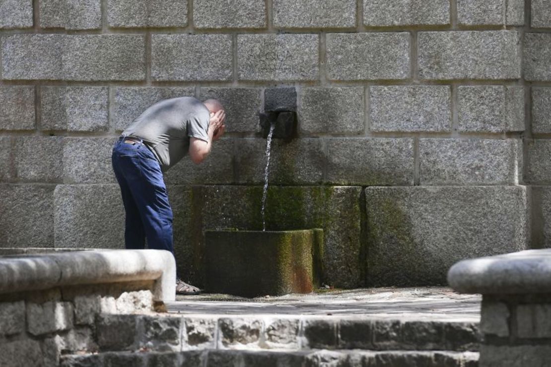 Un hombre refresca su rostro en una fuente pública el 11 de julio de 2023 en Tempio Pausania, Cerdeña, Italia. Emanuele Perrone/Getty Images