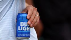 CNNE 1420917 - asi se vive en las calles la controversia sobre la cerveza bud light