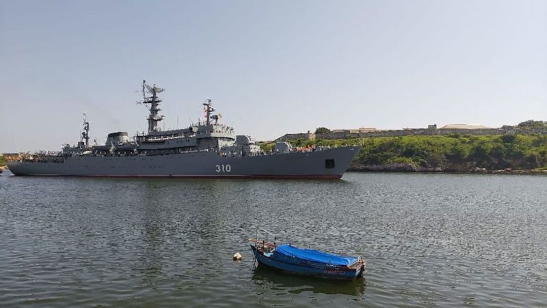 El buque de clase de entrenamiento de la armada rusa Perekop se ve en La Habana el martes 11 de julio de 2023.