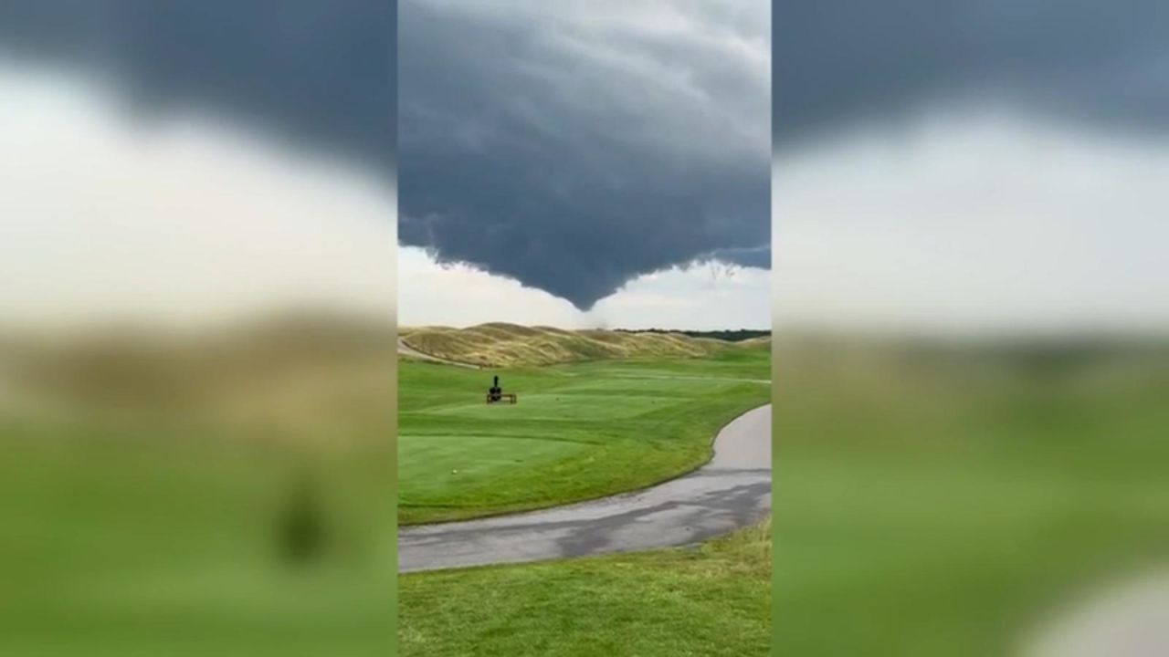 CNNE 1421319 - registran videos de posibles tornados en illinois