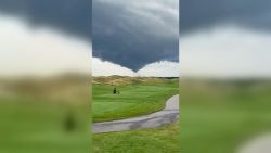 CNNE 1421319 - registran videos de posibles tornados en illinois