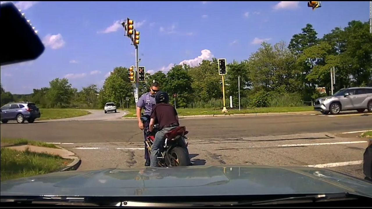 CNNE 1421392 - mira el escape de un motociclista de una parada de trafico
