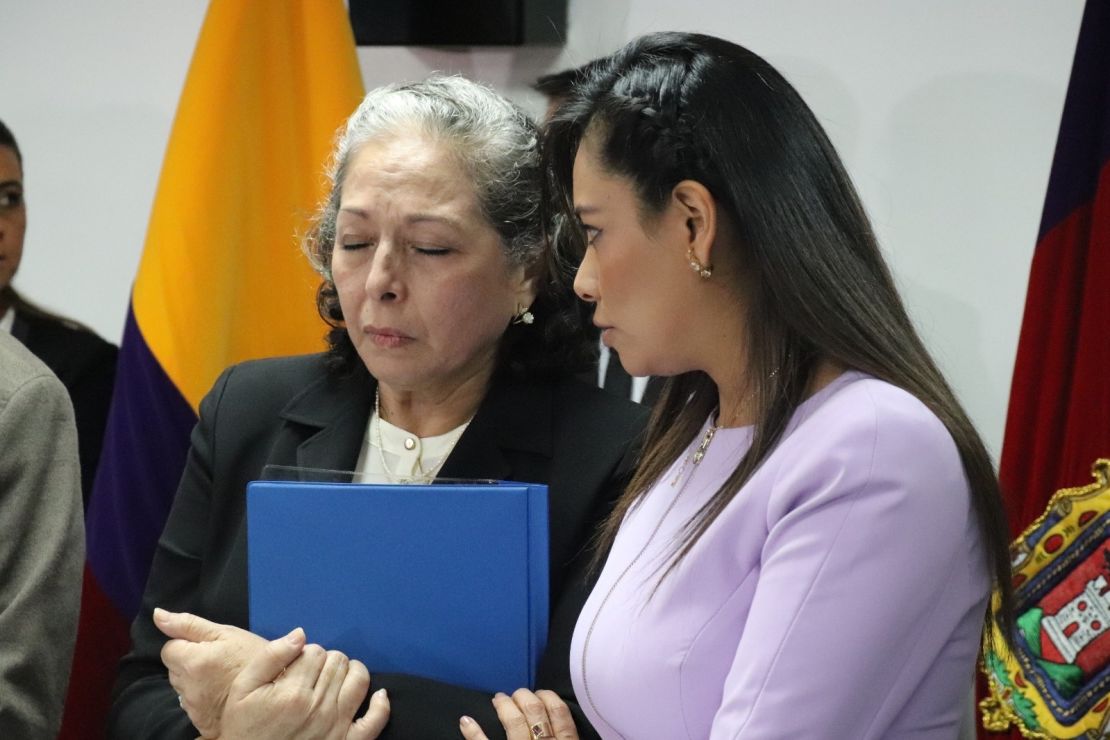 Patricia Ochoa, viuda del general Gabela, recibiendo el tercer informe sobre la muerte de su esposo.