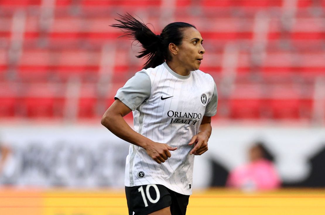 Marta #10 del Orlando Pride sale del partido en la segunda mitad en Red Bull Arena el 14 de mayo de 2023 en Harrison, Nueva Jersey. Orlando Pride y NJ/JY Gotham FC empataron 0-0.