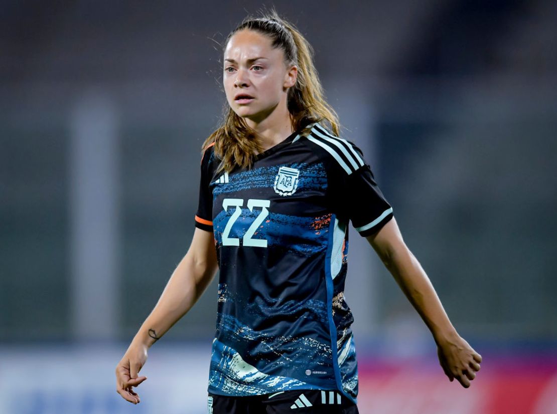 Estefania Banini de Argentina mira durante un partido amistoso internacional entre Argentina y Venezuela en el estadio Mario Alberto Kempes el 6 de abril de 2023 en Córdoba, Argentina.