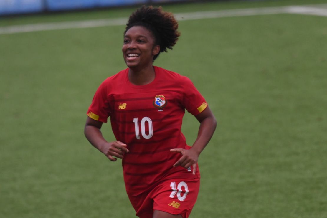 Marta Cox de Panamá celebra después de anotar contra Guatemala durante un partido amistoso en el estadio Pinula Contreras, 20 km al sureste de la Ciudad de Guatemala, el 19 de febrero de 2021.