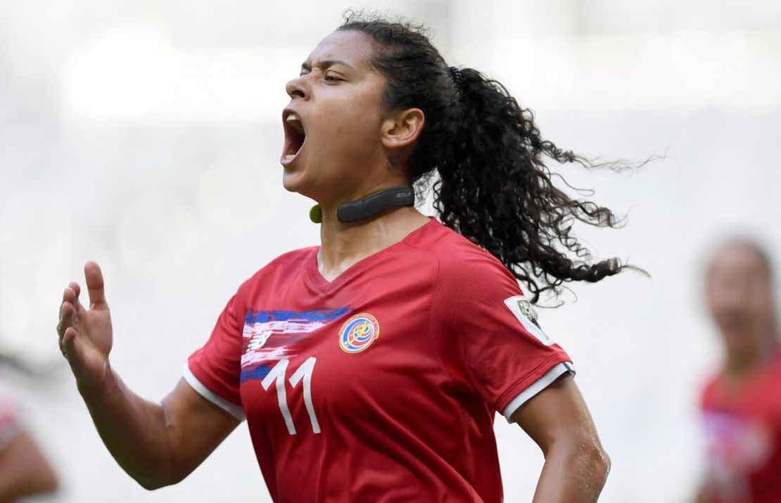 Raquel Rodríguez de Costa Rica celebra después de anotar contra Panamá durante su partido de fútbol del Campeonato Femenino de Concacaf 2022, en el estadio Universitario en Monterrey, Estado de Nuevo León, México el 5 de julio de 2022.