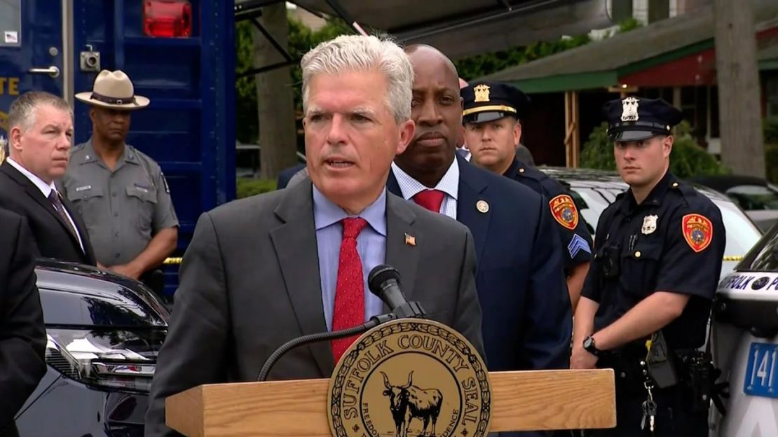 El ejecutivo del condado Steve Bellone habla durante una conferencia de prensa el 14 de julio de 2023.