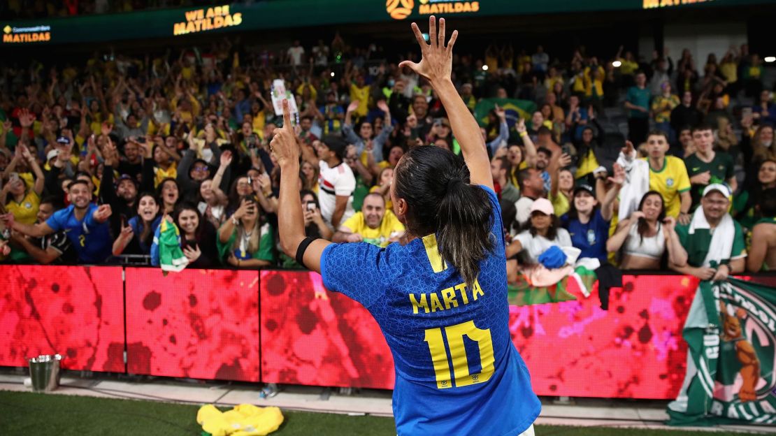 Marta Vieira Da Silva de Brasil agradece a los fanáticos después del partido amistoso internacional femenino entre Australia y Brasil en el CommBank Stadium el 26 de octubre de 2021 en Sydney, Australia. Crédito: Cameron Spencer/Getty Images