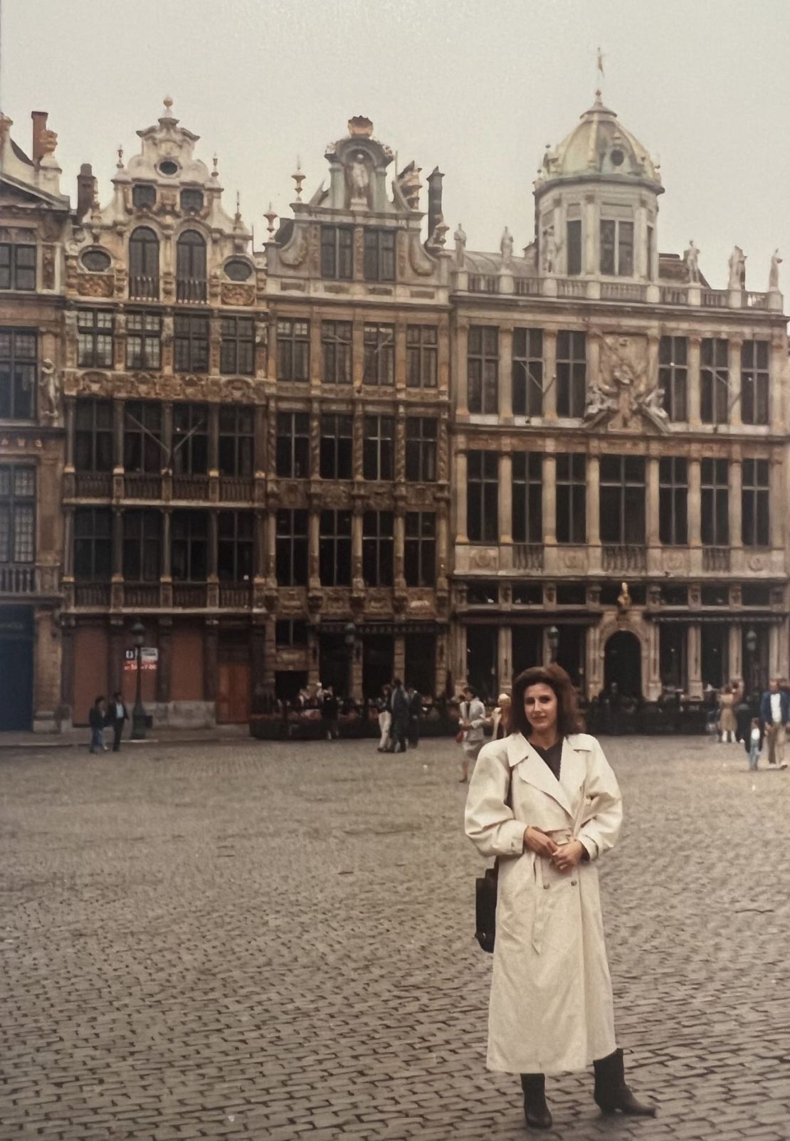 Myriam Van Zeebroeck en la Grand Place de Bruselas, cerca de la chocolatería donde trabajaba. Crédito: Cortesía de Marty Kovalsky y Myriam Van Zeebroeck