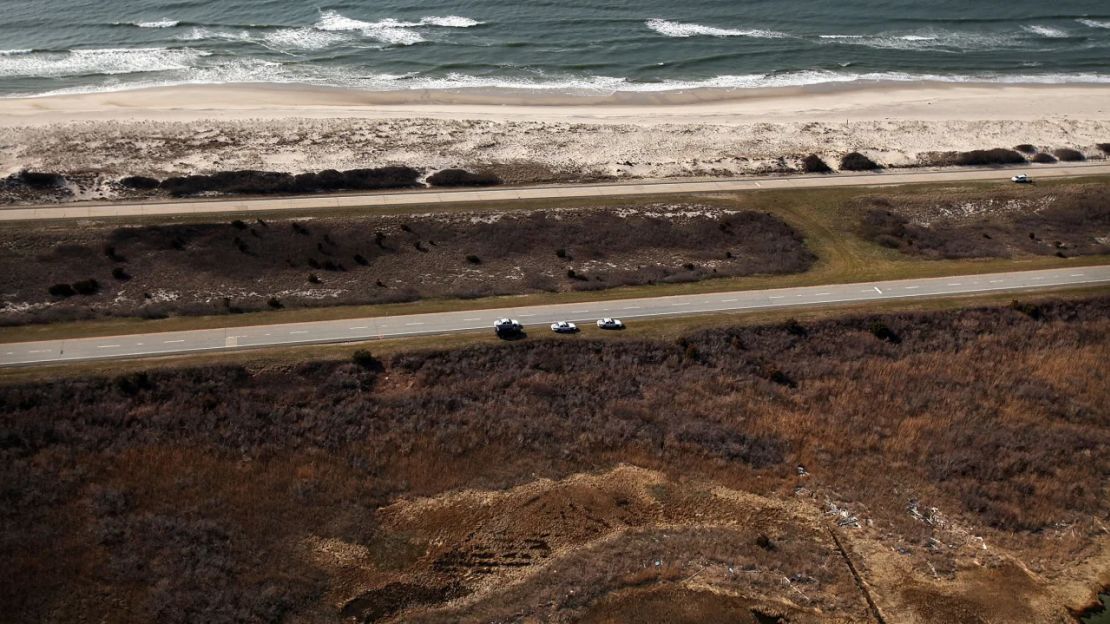 Una vista aérea del área cerca de Gilgo Beach y Ocean Parkway en Long Island, donde la policía ha estado realizando una búsqueda prolongada después de encontrar 10 conjuntos de restos humanos en abril de 2011 en Wantagh, Nueva York.