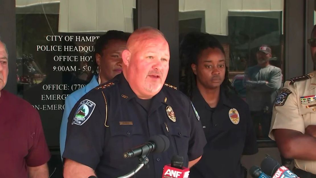 El jefe del Departamento de Policía de Hampton, James Turner, habla en una conferencia de prensa luego del tiroteo. Crédito: WANF