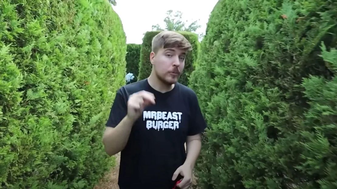 Donaldson navega por un laberinto en una captura de pantalla del video de MrBeast, "I Got Hunted By the FBI". Crédito: MrBeast