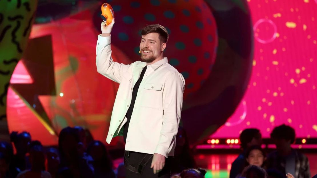 MrBeast acepta el premio al Creador masculino favorito en los premios Nickelodeon Kids' Choice Awards 2023 en Microsoft Theatre el 4 de marzo de 2023 en Los Ángeles. Crédito: Mónica Schipper/Getty Images