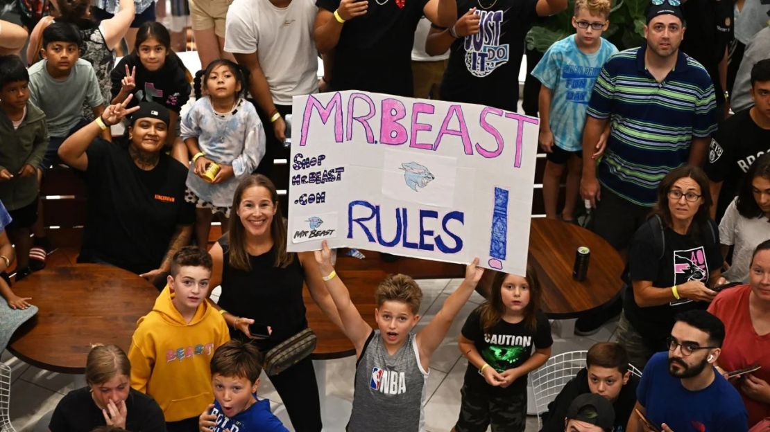 Decenas de miles de seguidores asisten al lanzamiento de la primera MrBeast Burger física en septiembre pasado en Nueva Jersey. Crédito: Dave Kotinsky/Getty Images