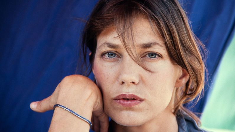 La icónica actriz y cantante británico-sa Jane Birkin murió a los 76 años, informó el domingo 16 de julio BFMTV, afiliada de CNN, citando sus fuentes.