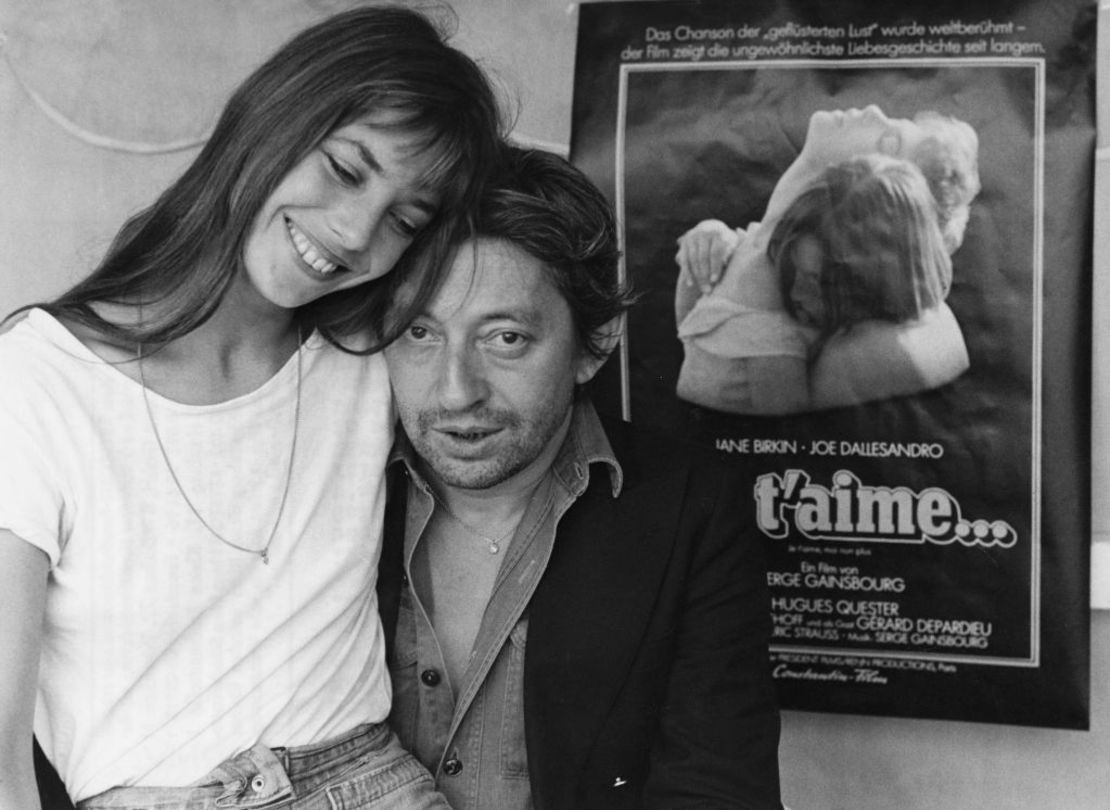 El cantautor francés Serge Gainsbourg con la actriz Jane Birkin en Munich para promocionar la película 'Je t'aime... moi non plus', 1976. Crédito:Keystone/Hulton Archive/Getty Images