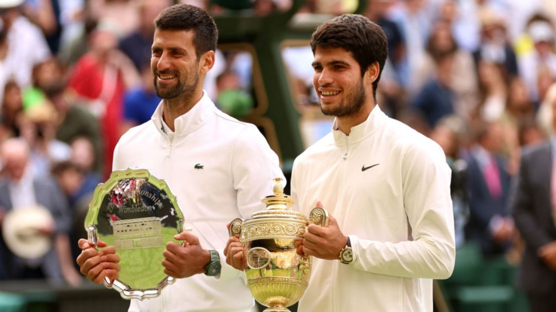 Novak Djokovic y Carlos Alcaraz con sus trofeos de segundo y primer lugar de Wimbledon 2023, respectivamente.