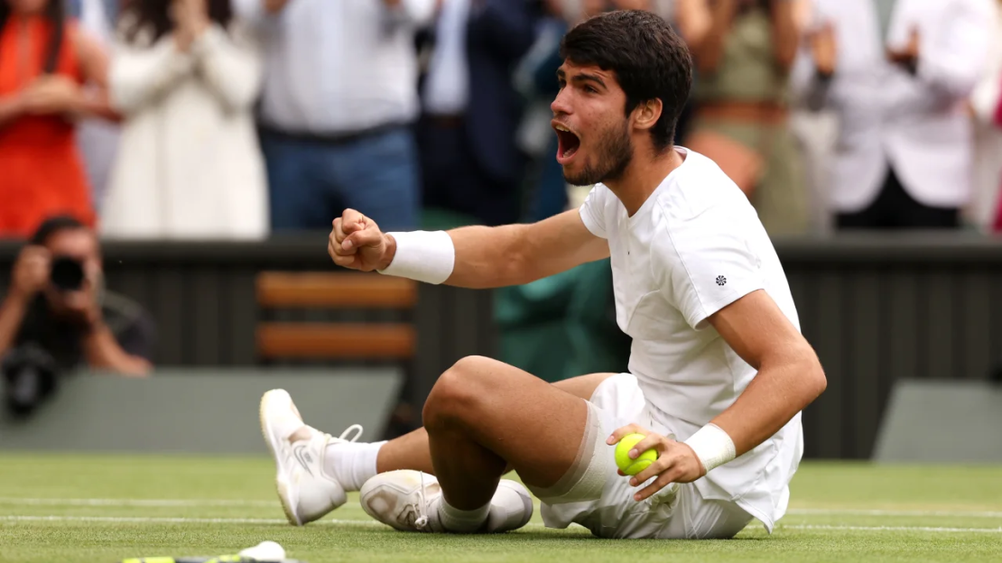 Alcaraz celebra tras vencer a Djokovic.