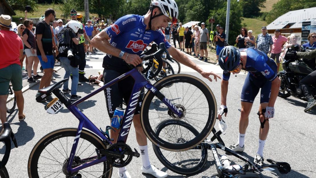 Alrededor de 20 ciclistas se cayeron de sus bicicletas.