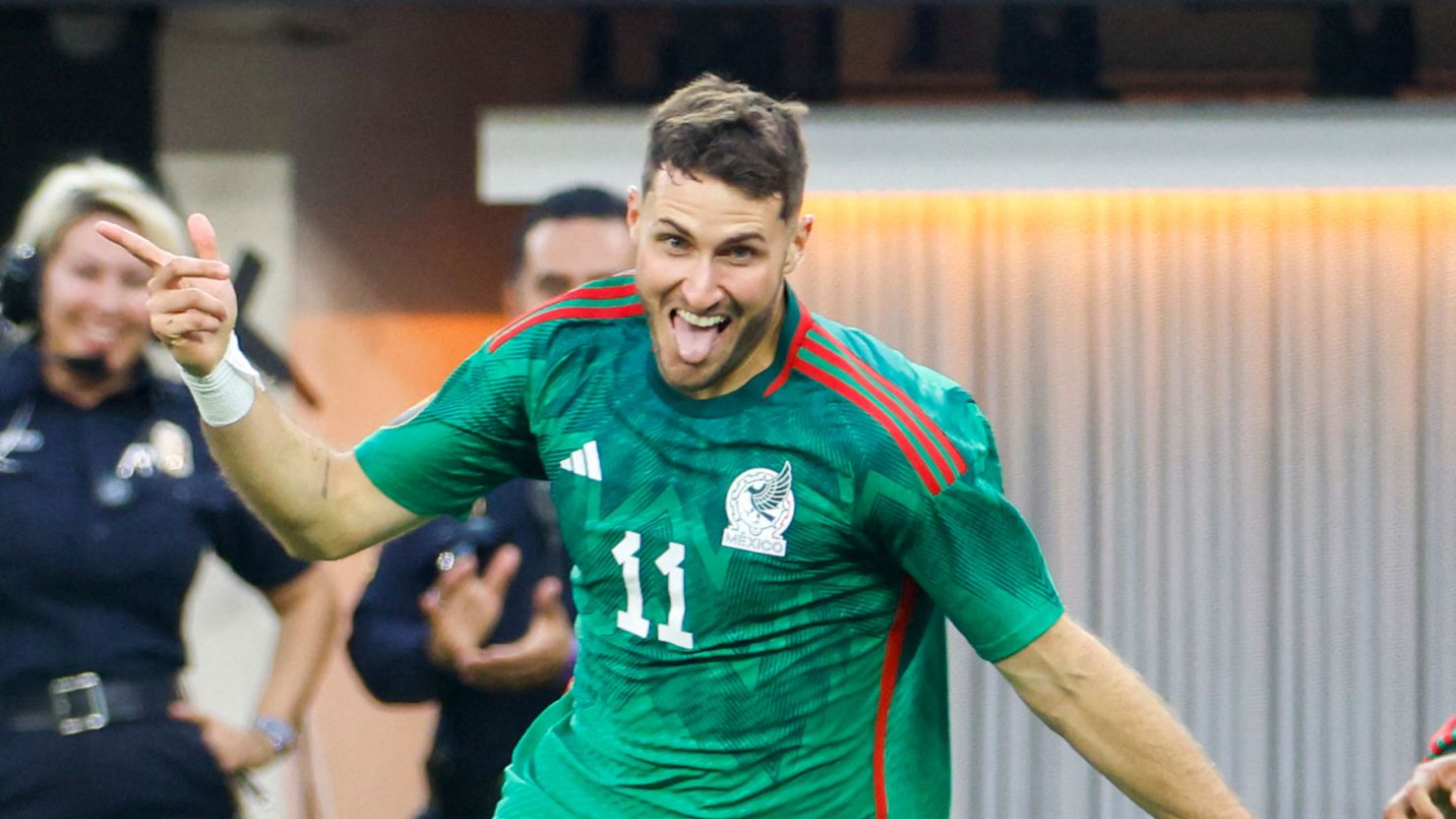 El delantero mexicano Santiago Giménez celebra el gol del campeonato contra Panamá en la Copa Oro 2023, en el SoFi Stadium de Inglewood, California, el 16 de julio de 2023.