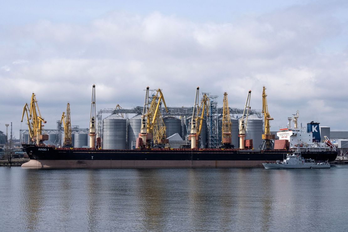 El granelero ARGO I atracado en la terminal de grano del puerto de Odesa, Ucrania, el 10 de abril. Bo Amstrup/Ritzau Scanpix/AFP/Getty Images