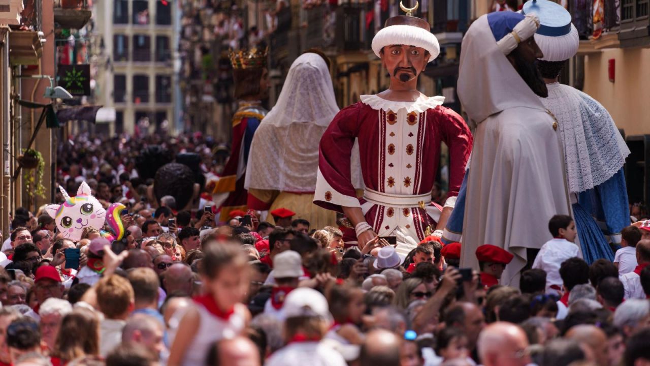 CNNE 1422620 - ¿que son los "gigantes" y "cabezones" de san fermin?