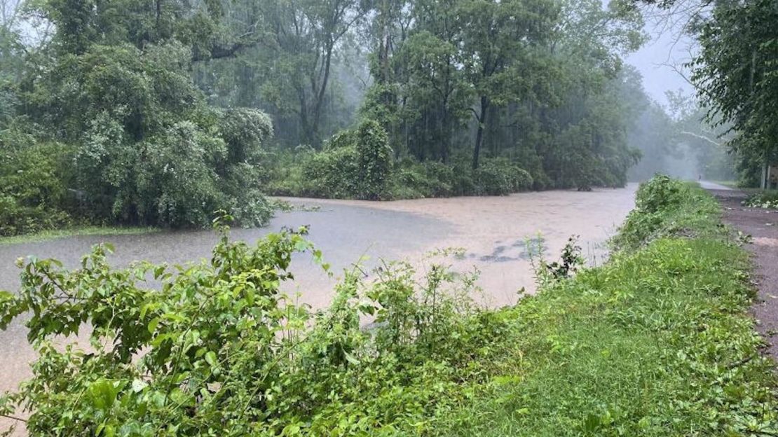 En esta imagen aparecen canales llenos el 16 de julio después de fuertes lluvias que arrojaron hasta 152 milímetros de agua en partes del condado de Bucks, Pensilvania.