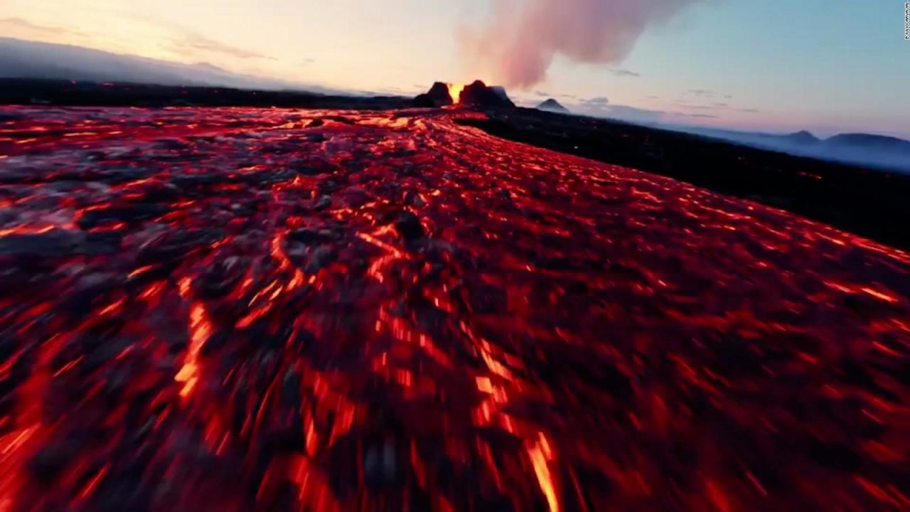 CNNE 1422726 - este dron invita a ver la erupcion de un volcan en islandia desde adentro