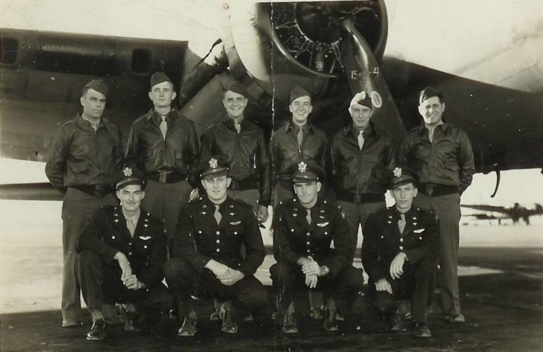 Frank McNichol, el tercero de izquierda a derecha en la primera fila, posa con la tripulación de su bombardero B-17 en 1944.