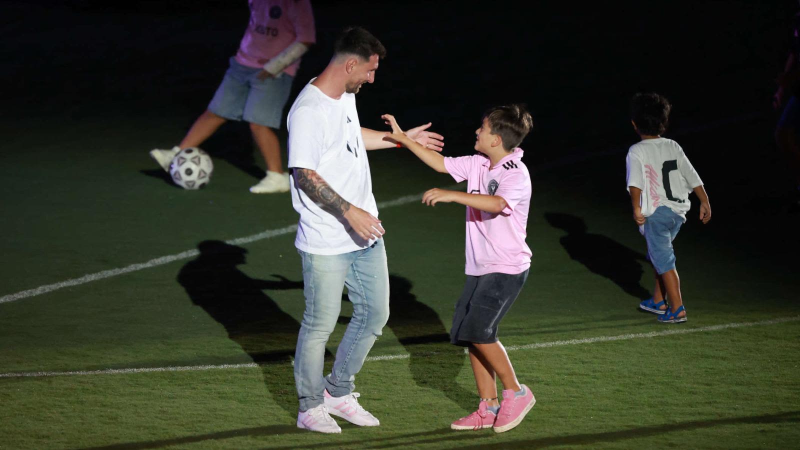 Thiago Messi hizo de las suyas: mira el caño a su padre en la presentación  de Leo con el Inter Miami