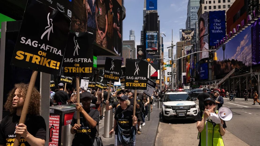 Miembros del Sindicato de Actores y simpatizantes en una protesta en Times Square en Nueva York, EE.UU., el viernes 14 de julio de 2023. Por primera vez en seis décadas, los guionistas y los actores de Hollywood están en huelga al mismo tiempo, lo que supone un cataclismo para la industria del entretenimiento. Crédito: Yuki Iwamura/Bloomberg/Getty Images