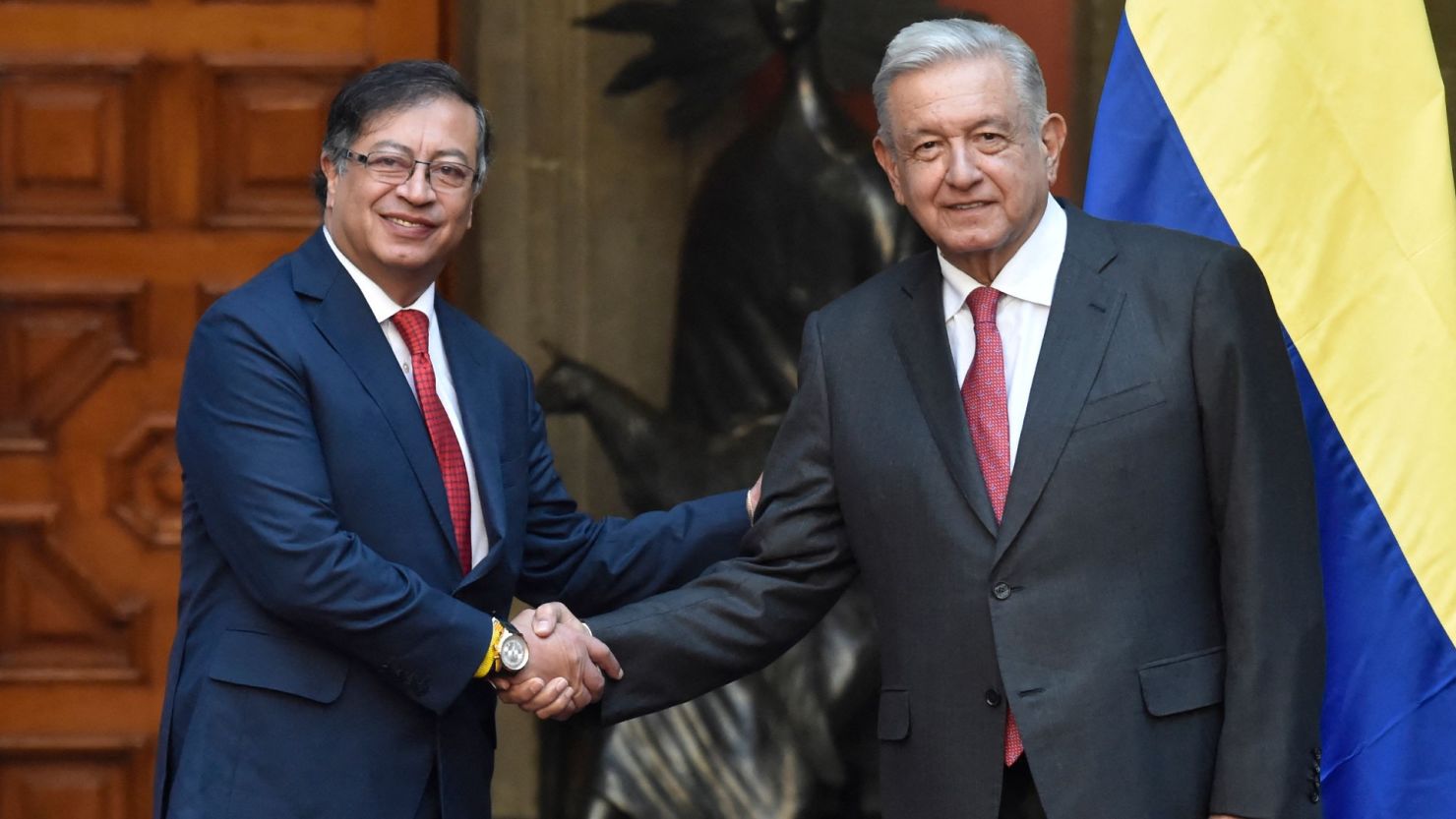Los presidentes Gustavo Petro, de Colombia, y Andrés Manuel López Obrador, de México, se dan la mano  en el Palacio Presidencial de la Ciudad de México, el 25 de noviembre de 2022.