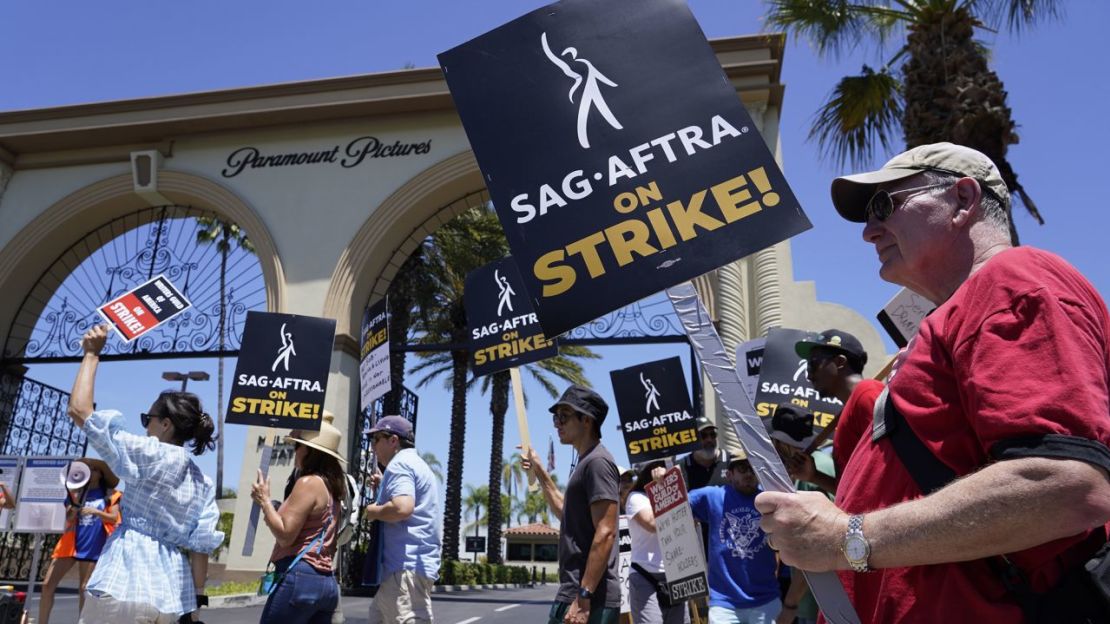 Escritores y actores en huelga participan en una protesta frente a los estudios Paramount en Los Ángeles el viernes 14 de julio de 2023.