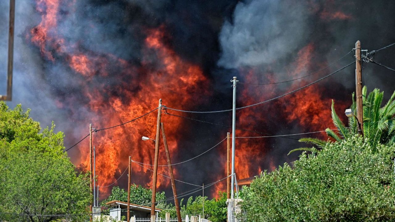 CNNE 1423019 - incendios en grecia- evacuan a 1-200 ninos de campamento de verano