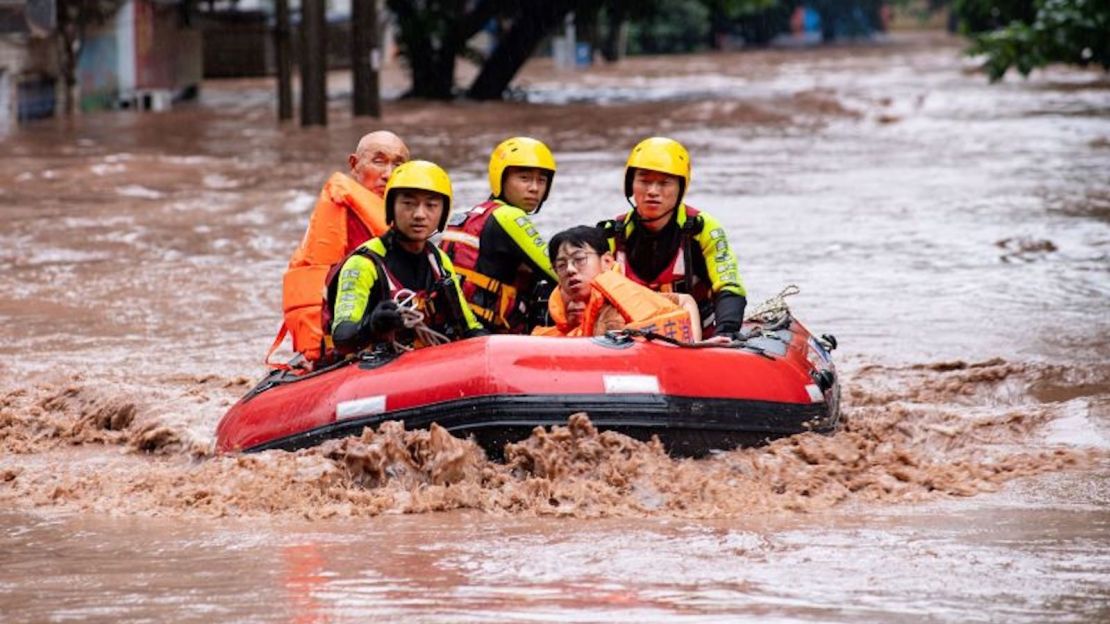 Los equipos de rescate evacuan a los residentes varados después de fuertes lluvias en Chongqing, China.