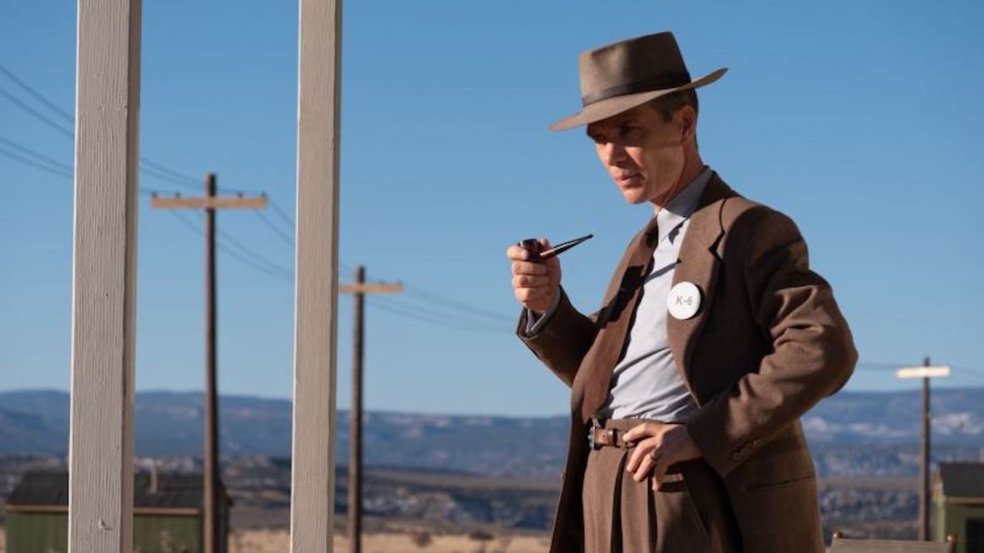 Cillian Murphy es J. Robert Oppenheimer en "Oppenheimer", escrita y dirigida por Christopher Nolan.