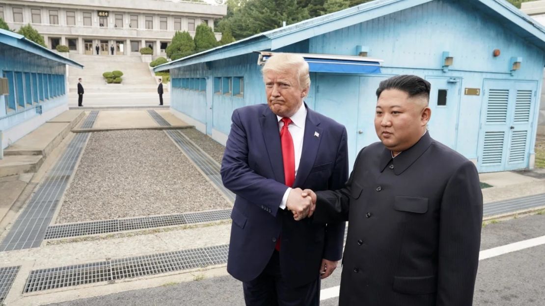 El expresidente estadounidense Donald Trump se reunió con el líder norcoreano Kim Jong Un en la zona desmilitarizada en 2019. Crédito: Kevin LaMarque/Reuters