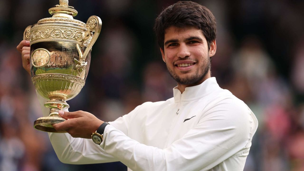 CNNE 1423389 - ¡cuidado! carlos alcaraz casi deja caer su trofeo de wimbledon